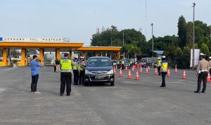 Suasana saat pemberlakuan kebijakan ganjil genap di GT Pasteur. Jum'at (3/9).