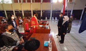 Rektor Universitas Utama saat mengunguhkan 2.006 mahasiswa baru di Gedung Serbaguna (GSG) UTama, Sabtu (4/9/2021). 