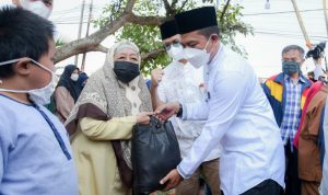 Bupati Bandung Santuni Anak Yatim dan Lansia Sanggar