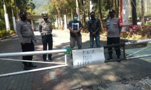 Kapolsek Tegaskan Tempat Wisata di Kawasan Ciwidey Masih Tutup Anggota Polsek Ciwidey saat berjaga di portal penutupan obyek wisata Kawah Putih. (Yanuar Baswata/Jabar Ekspres)