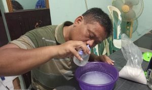 Kasus Covid-19 di Depok Menurun, DKR Gencar Sosialisasikan Cuci Hidung dan Ramuan 131 Ketua DKR Kota Depok, Roy Pangharapan saat mempraktikkan cara mencuci hidung dengan larutan garam.