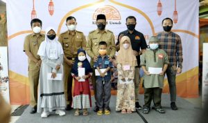 Wakil Wali Kota Depok, Imam Budi Hartono (tengah) saat bersama anak-anak yatim penerima santunan dari Yayasan KUM (Foto: Istimewa)