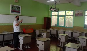 Suasana kelas yang akan di siapkan untuk pelaksanaan PTM di SDN Banjarsari Kota Bandung. Selasa (7/9).
