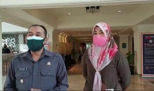 Plt. Wali Kota Cimahi Ngatiyana (kiri) didampingi oleh Kabid Industri pada Disdagkoperin Cimahi Dessy Setiawati (kanan), Selasa (7/9)(Intan Aida/Jabar Ekspres)