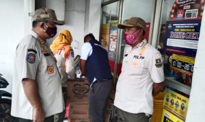 Personel Satpol PP KBB saat melakukan penyegelan minimarket yang melanggar aturan.