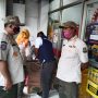 Personel Satpol PP KBB saat melakukan penyegelan minimarket yang melanggar aturan.