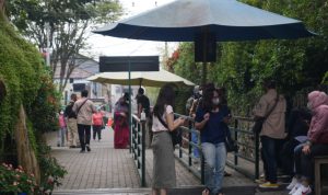 Ilustrasi kunjungan wisatawan ke objek wisata di Bandung Barat
