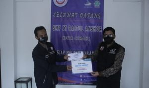 ACT Cimahi Beri Bantuan Biaya Hidup Bagi Guru Honorer Salah seorang guru honorer menerima bantuan biaya dari pihak ACT Cimahi, Selasa (7/9)(Intan Aida/Jabar Ekspres)