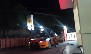 Kapolsek Cimanggung, Kompol Herdis Suhardiman saat memasuki mobil untuk mengecek lokasi peristiwa penusukan, Selasa (7/9). (Yanuar Baswata/Jabar Ekspres)