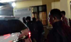 Situasi di Polsek Cimanggung saat pelaku penusukan berinisial YD saat dimasukan ke dalam mobil usai diamankan untuk ditindak lanjut ke Polres Sumedang, Selasa (7/9). (Yanuar Baswata/Jabar Ekspres)