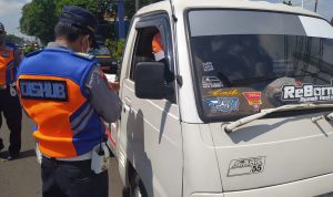 Petugas Gabungan Jaring Puluhan Kendaraan Umum dan Barang