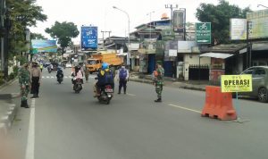 Tim gabungan tengah melakukan operasi Yutisi di depan kantor Kecamatan Jatinangor, beberapa waktu lalu. (Yanuar Baswata/Jabar Ekspres)