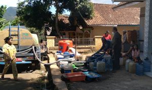 Dampak Kekeringan, Warga Desa Sindaggalih Sumedang Hadapi Jalan Sulit Untuk Mengambil Air Warga RT03 dan RT04 RW11, Desa Sindanggalih, Kecamatan Cimanggung, Kabupaten Sumedang saat menampung air bersih dari PDAM, Kamis (9/9). (Yanuar Baswata/Jabar Ekspres)