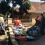 Warga RT03 dan RT04 RW11, Desa Sindanggalih, Kecamatan Cimanggung, Kabupaten Sumedang saat menampung air bersih dari PDAM, Kamis (9/9). (Yanuar Baswata/Jabar Ekspres)