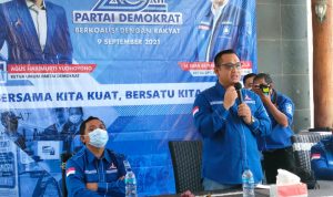 Peringati Hari Jadi ke-20, Demokrat Junjung Tinggi Semangat Pro Rakyat BERIKAN SAMBUTAN: Ketua DPC Demokrat KBB, Iwan Setiawan saat menyampaikan program kerja partai dalam rangkaian HUT Partai Demokrat ke-20.