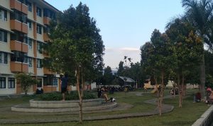 Korban Longsor Sumedang Menunggak Biaya Sewa Rusun Para penghuni rusun di Kecamatan Rancaekek, Kabupaten Bandung saat nikmati fasilitas taman, Kamis (9/9). (Yanuar Baswata/Jabar Ekspres)