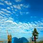 WISATA: Dua warga Desa Sindulang, Kecamatan Cimanggung, Kabupaten Sumedang di objek wisata Bukit Galau. (ISTIMEWA)