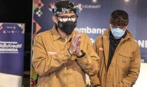 Menparekraf Sandiaga Uno saat berkunjung ke objek wisata Dusun Bambu, KBB. (Whisnu/Jabar Ekspres)