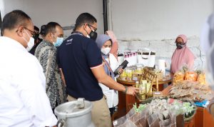 Plt Wali Kota Cimahi Ngatiyana bersama Menteri Pariwisata dan Ekonomi Kreatif Sandiaga Uno memantau produk-produk workshop yang dihasilkan oleh Warga Cimahi, Jumat (10/9)(Intan Aida/Jabar Ekspres)