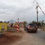 Kendaraan melintas di jalur rel Kereta Api Cimekar tanpa palang pintu otomatis.