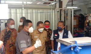 Wali Kota Bandung dan Wakil Wali Kota saat meninjau mesin pengolah sampah dari Jepang di UPI. Senin (13/9). Foto: Sandi Nugraha