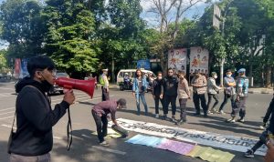 HCMI Gelar Aksi Soal Transparansi Pemakaian Dana Reses Anggota DPRD Jabar Massa aksi Himpunan Cendekiawan Muda Indonesia (HCMI) geruduk kantor DPRD Jabar, Jl Diponegoro Kota Bandung, Senin(13/9).