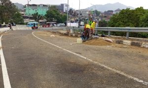 Suasana pembangunan double track pada Flyover Leuwigajah, Senin (13/9).