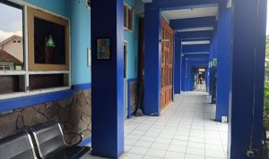 Lorong SMPN 46 Bandung masih terpantau sepi, Senin (13/9).