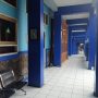 Lorong SMPN 46 Bandung masih terpantau sepi, Senin (13/9).