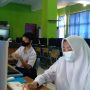 Dua orang siswa SMP Negeri 1 Cimanggung saat melakukan simulasi UNBK, Senin (13/9). (Yanuar Baswata/Jabar Ekspres)