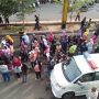 Warga Kecamatan Cicalengka saat menghadiri vaksinasi keliling di Alun-alun, Senin (13/9) (Yanuar Baswata/Jabar Ekspres)