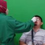 PERIKSA: Seorang warga saat melakukan tes swab antigen.