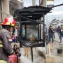 HANGUS: Petugas pemadam kebakaran mematikan api yang menyambar sebuah gerobak bakso.