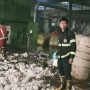 Petugas Damkar saat memadamkan api di pabrik Majun PD Sandang Makmur, Kecamatan Cimanggung, Kabupaten Sumedang.