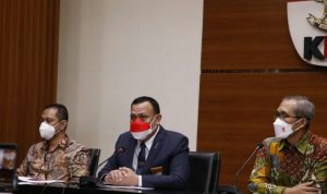 Dari kiri-kanan. Wakil Ketua KPK Nurul Ghufron, Ketua KPK Firli Bahuri, dan Wakil Ketua KPK Alexander Marwata saat jumpa pers di Gedung KPK, Jakarta, Rabu (15/9/2021) terkait pengalihan pegawai KPK menjadi ASN. (Antara/HO-Humas KPK).