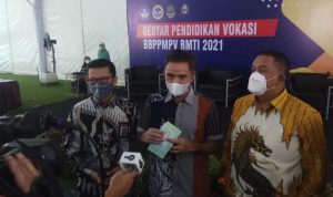 Direktur jenderal pendidikan Vokasi Wikan Sakarinto (tengah)