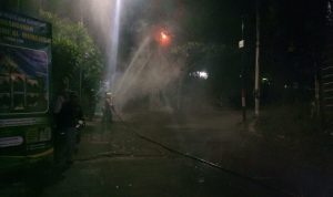 Tim UPTD Damkar Tanjungsari saat melakukan pembasmian sarang lebah di lingkungan warga, beberapa waktu lalu.