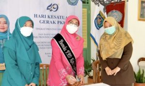 Ketua TP-PKK Kota Depok, Elly Farida (tengah).