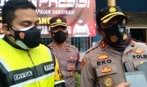 Kapolres Sumedang, AKBP Eko Prasetyo Robbyanto (kiri) bersama Kapolsek Cimanggung, Kompol Herdis Suhardiman (tengah) dan Kasat Lantas Polres Sumedang, AKP Eryda Kusumah, Jumat (17/9). (Yanuar Baswata/Jabar Ekspres)