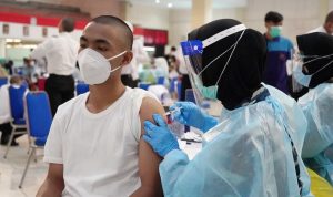 Pelaksanaan vaksinasi bagi calon praja dan masyarakat di Gedung Balairung Rudini Kampus IPDN Jatinangor, Kabupaten Sumedang, Sabtu (18/9).