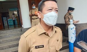 Sekda Kota Bandung Ema Sumarna etika ditanya terkait rotasi dan mutasi enggan untuk berkomentar dan menyarankan bertanya ke Plt Wali Kota