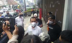 Polisi Tangkap Satu Pelaku Aksi Perampokan Toko Emas di Bandung, Dua DPO Kasatreskrim Polrestabes Bandung, AKBP Rudi Trihandoyo, saat berada di lokasi kejadian perampokan. Senin (20/9).