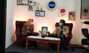 Kepala Sekolah SMP Negeri 1 Cimanggung, Eni Heniwati (kiri) di studio mini Nesaci TV.