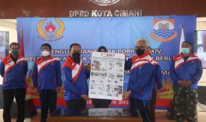 Plt. Wali Kota Cimahi Ngatiyana dengan Ketua DPRD Cimahi Achmad Zulkarnain resmikan tabloid Media Sport KONI Cimahi, Selasa (21/9)(Intan Aida/Jabar Ekspres)