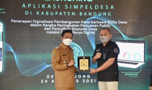 Bupati Bandung, Dadang Supriatna (kiri).