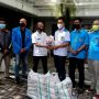 Kasi Kepemudaan pada Disbudparpora Kota Cimahi Holiudin (kiri) lakukan simbolis dengan anggota KNPI Cimahi, Rabu (22/9). (Intan Aida/Jabar Ekspres)