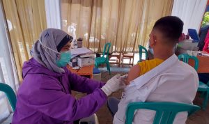 Ratusan Siswa SMK Al-Amanah Ikuti Vaksinasi Salah seorang siswa SMK Al-Amanah Dayeuhkolot mengikuti vaksinasi. (Yully S Yulianty/Jabar Ekspres)