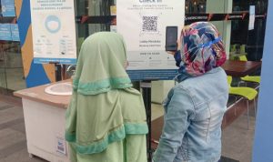 PINTU MASUK: Salah satu pengunjung yang membawa anaknya ke pusat perbelanjaan di BIP Kota Bandung, Rabu (22/9).