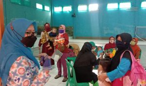 Kepala UPTD Dalduk Pamulihan dan Cimanggung Dinas Keluarga Berencana, Ningning Kustiningsih (ujung kiri), beberapa waktu lalu.
