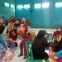 Kepala UPTD Dalduk Pamulihan dan Cimanggung Dinas Keluarga Berencana, Ningning Kustiningsih (ujung kiri), beberapa waktu lalu.